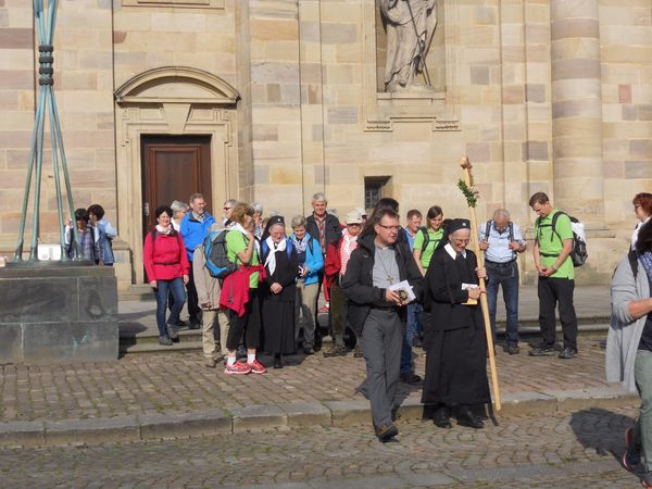 Fußpilger machen sich mit Stadtpfarrer Stefan Buß auf den Weg, begleitet von  Marienschwestern aus Dietershausen.